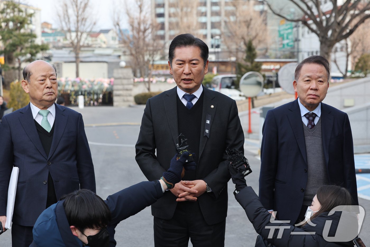 윤석열 대통령의 탄핵심판 사건 2회 변론준비기일인 3일 오후 정청래 국회 탄핵소추단장이 서울 종로구 헌법재판소로 향하며 취재진의 질문에 답하고 있다. &#40;공동취재&#41; 2025.1.3/뉴스1 ⓒ News1 임세영 기자