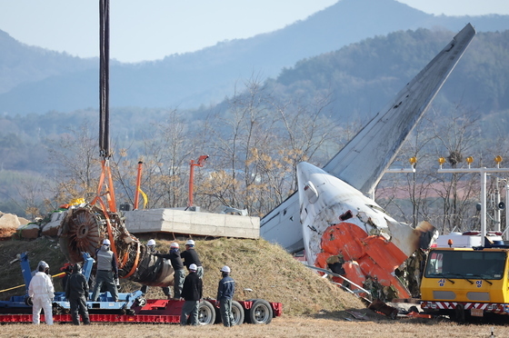 무안공항 참사 "둔덕 없었으면 전원 생존"…국토부 규정 위반 인정