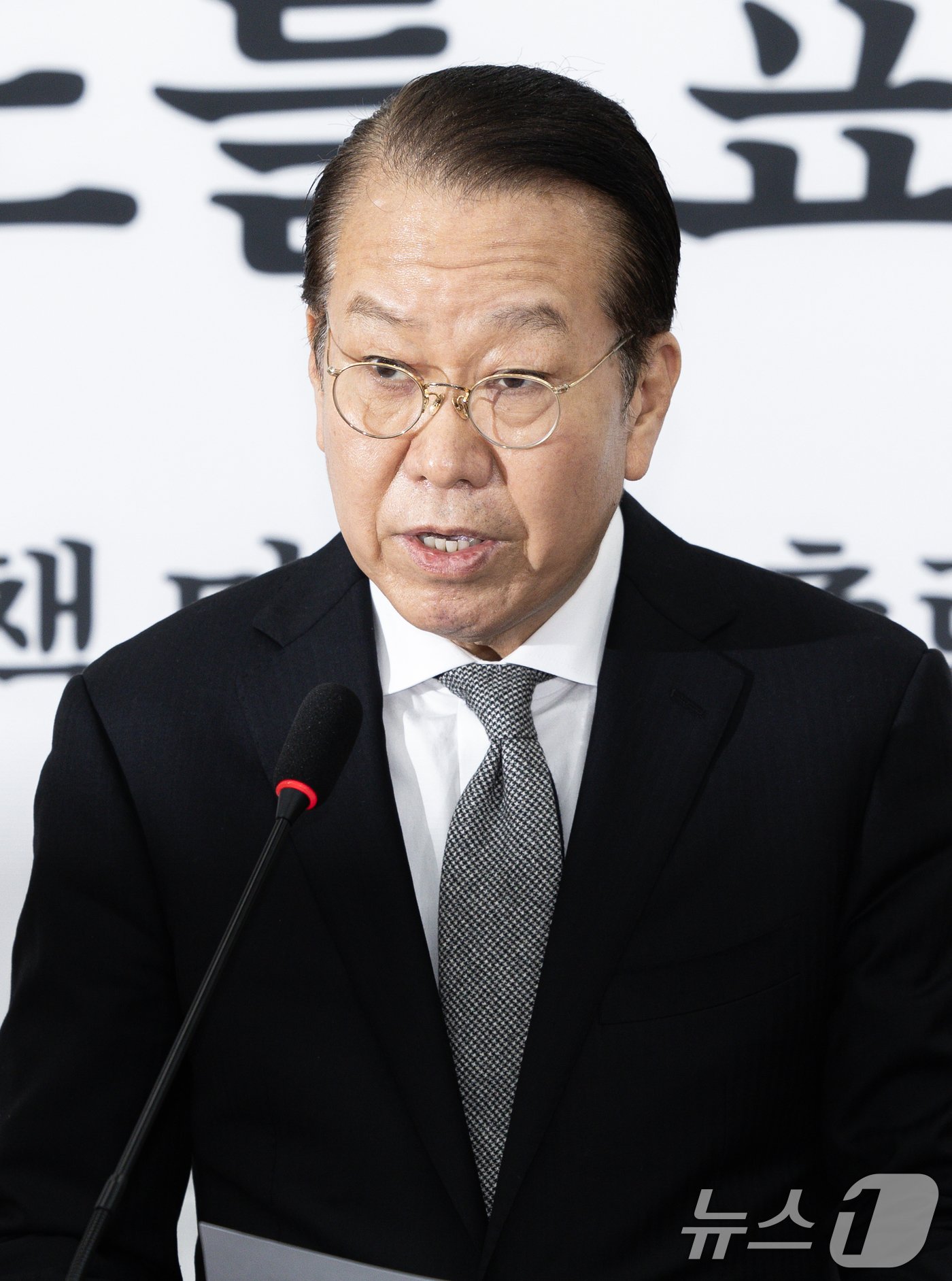 본문 이미지 - 권영세 국민의힘 비상대책위원장이 3일 오후 서울 여의도 국회에서 기자회견을 열고 공조수사본부의 윤석열 대통령이 체포 영장 집행과 관련 "이번 사태는 한마디로 공수처와 정치판사의 부당거래＂라고 비판하고 있다. 2025.1.3/뉴스1 ⓒ News1 이재명 기자