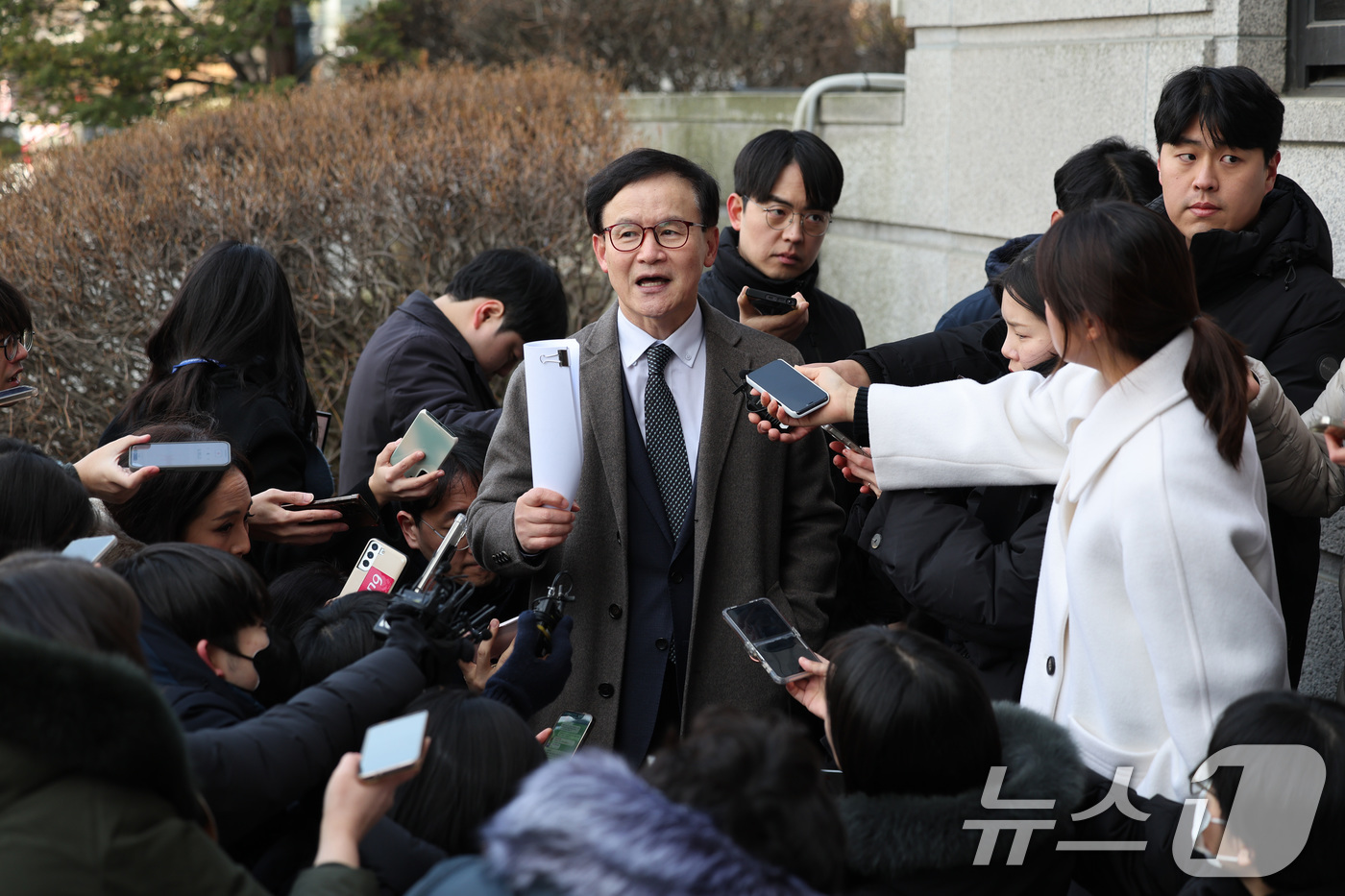 (서울=뉴스1) 임세영 기자 = 윤석열 대통령의 탄핵심판 사건 2회 변론준비기일인 3일 오후 윤석열 대통령의 법률대리인인 배진한 변호사가 서울 종로구 헌법재판소로 향하며 취재진의 …