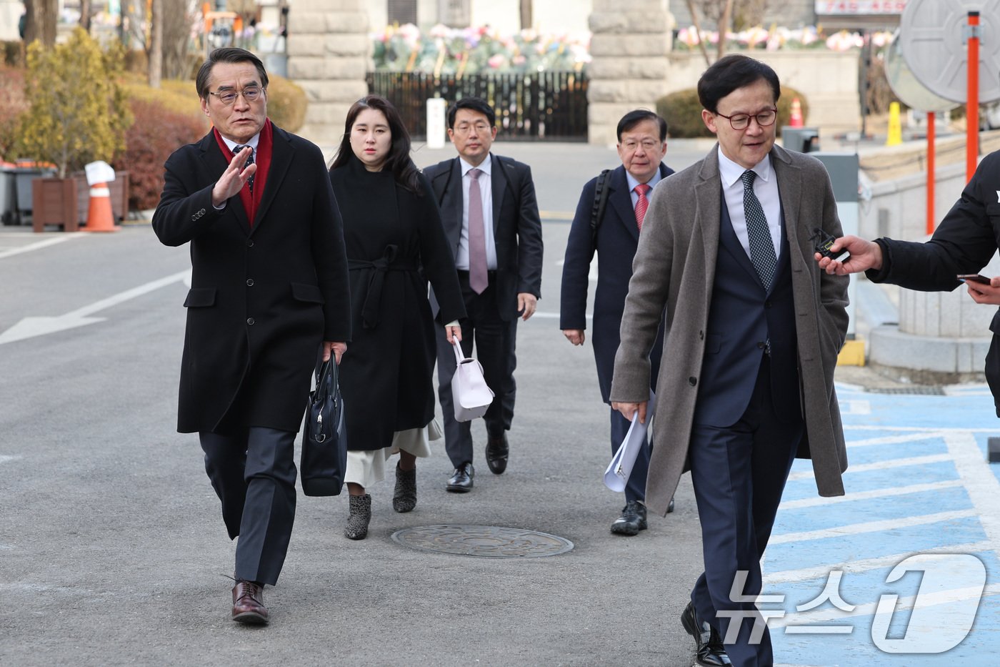 윤석열 대통령의 탄핵심판 사건 2회 변론준비기일인 3일 오후 윤석열 대통령의 법률대리인인 배보윤&#40;왼쪽&#41;, 배진한 변호사&#40;오른쪽&#41;가 서울 종로구 헌법재판소로 향하고 있다. &#40;공동취재&#41; 2025.1.3/뉴스1 ⓒ News1 임세영 기자