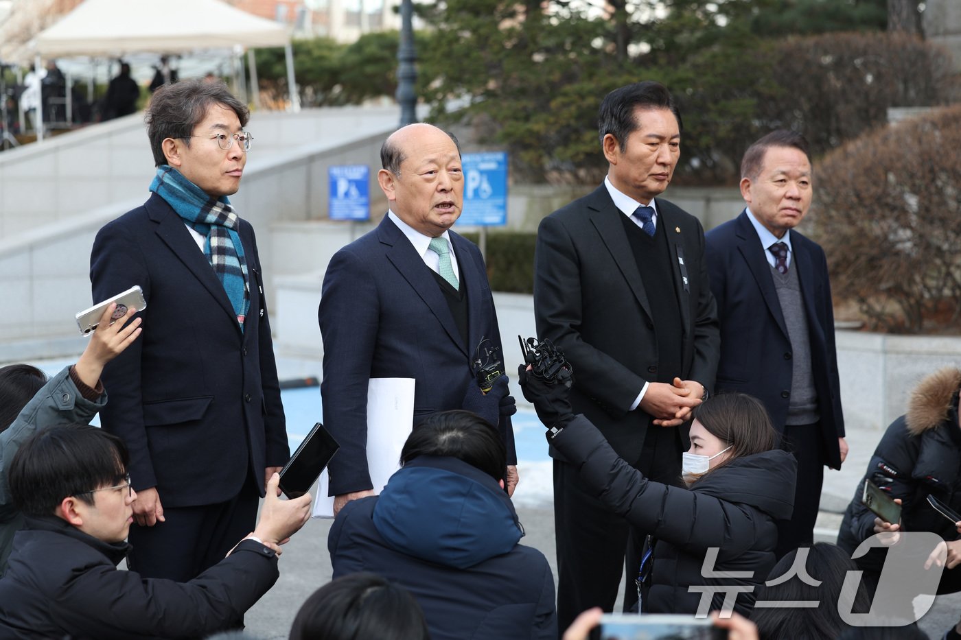 윤석열 대통령의 탄핵심판 사건 2회 변론준비기일인 3일 오후 법률대리인단 공동 대표 김이수 전 헌법재판관&#40;오른쪽부터&#41;, 정청래 국회 탄핵소추단장, 송두환 전 인권위원장, 최기상 민주당의원이 서울 종로구 헌법재판소로 향하며 취재진의 질문에 답하고 있다. &#40;공동취재&#41; 2025.1.3/뉴스1 ⓒ News1 임세영 기자