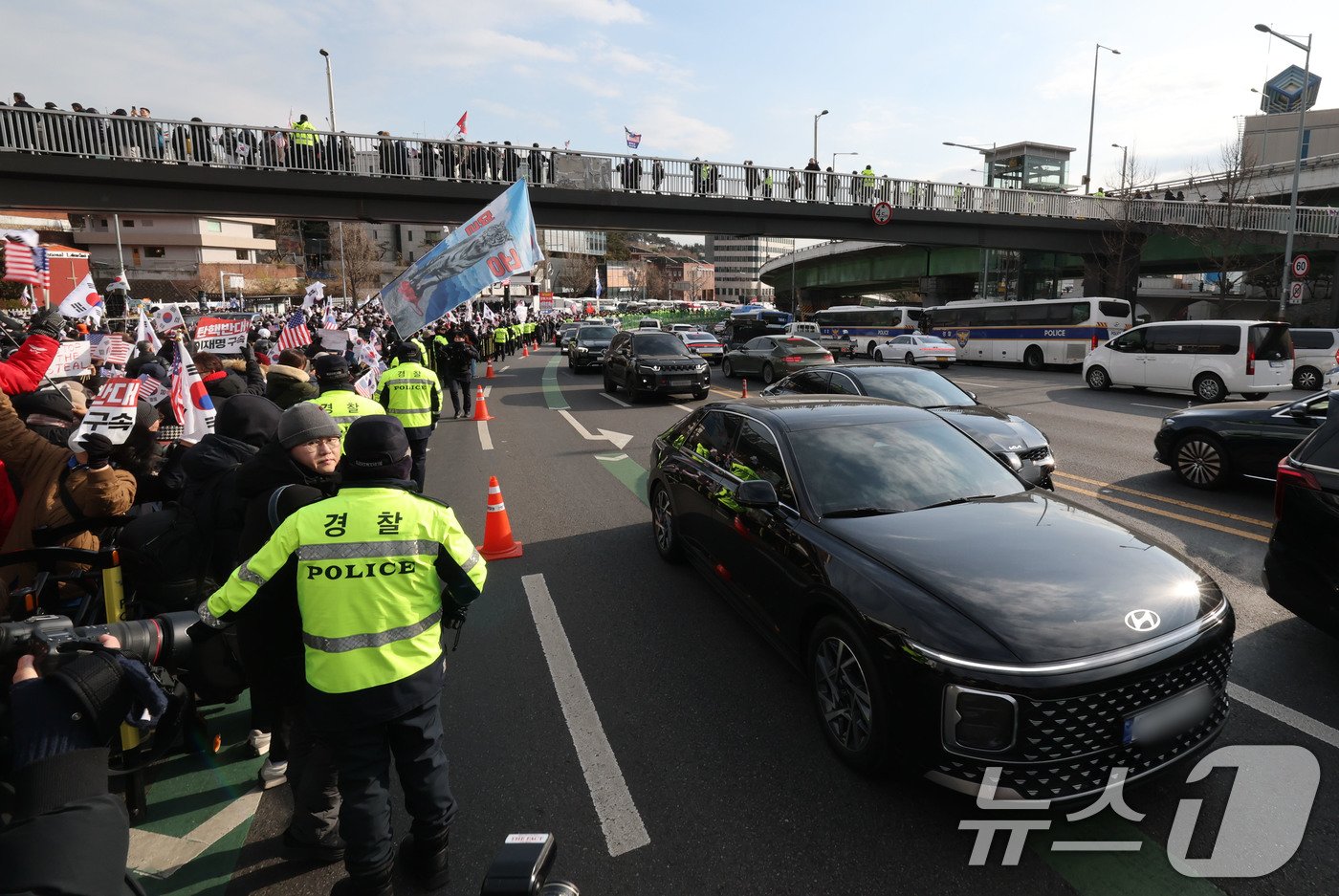 본문 이미지 - 공수처가 윤석열 대통령에 대한 체포영장 집행을 경호처의 저지에 중지한 3일 공수처 수사 관계자를 태운 차량이 관저를 나서고 있다. 2025.1.3/뉴스1 ⓒ News1 박세연 기자