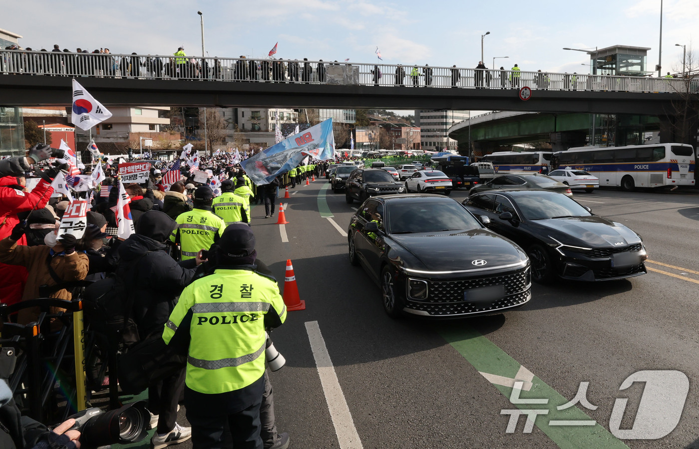 (서울=뉴스1) 박세연 기자 = 공수처가 윤석열 대통령에 대한 체포영장 집행을 경호처의 저지에 중지한 3일 공수처 수사 관계자를 태운 차량이 관저를 나서고 있다. 2025.1.3/ …