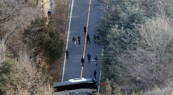 공수처 체포영장에 분주한 대통령 관저