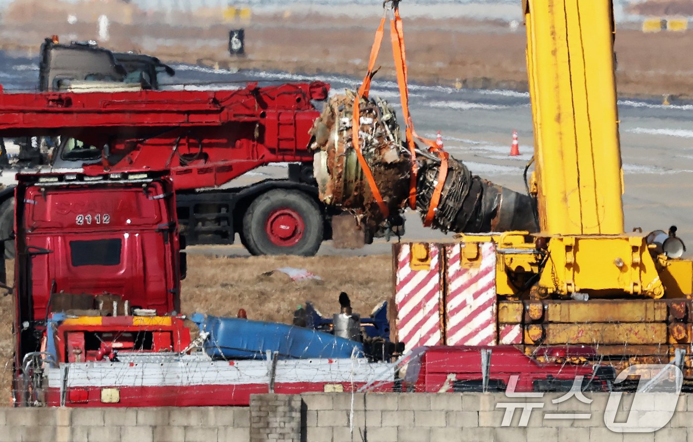 본문 이미지 - 제주항공 여객기 참사 엿새째인 3일 오후 전남 무안국제공항 참사 현장에서 로컬라이저(방위각시설) 둔덕에 파묻힌 제주항공 7C2216편의 엔진이 크레인으로 인양되고 있다. 2025.1.3/뉴스1 ⓒ News1 오대일 기자
