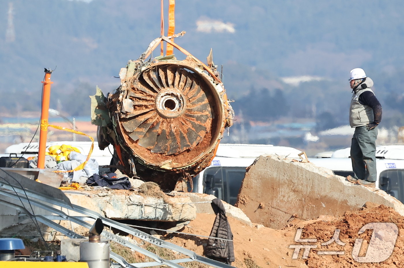 본문 이미지 - 제주항공 여객기 참사 엿새째인 3일 오후 전남 무안국제공항 참사 현장에서 로컬라이저&#40;방위각시설&#41; 둔덕에 파묻힌 제주항공 7C2216편의 엔진이 크레인으로 옮겨지고 있다. 2025.1.3/뉴스1 ⓒ News1 김진환 기자