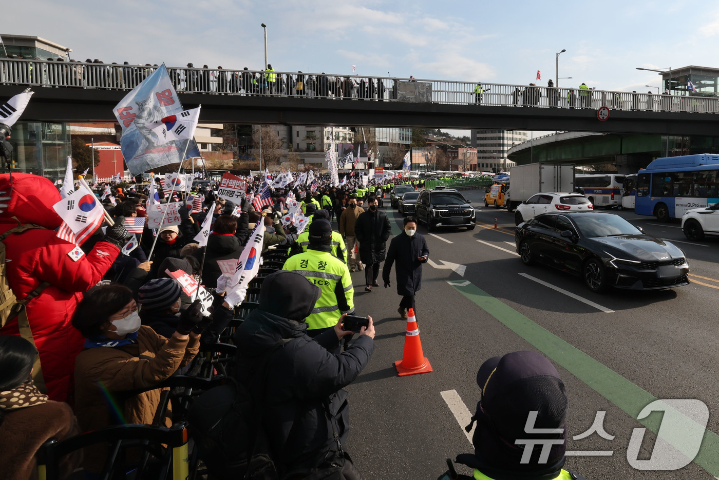 (서울=뉴스1) 박세연 기자 = 공수처가 윤석열 대통령에 대한 체포영장 집행을 경호처의 저지에 중지한 3일 공수처 수사 관계자를 태운 차량이 관저를 나서고 있다. 2025.1.3/ …