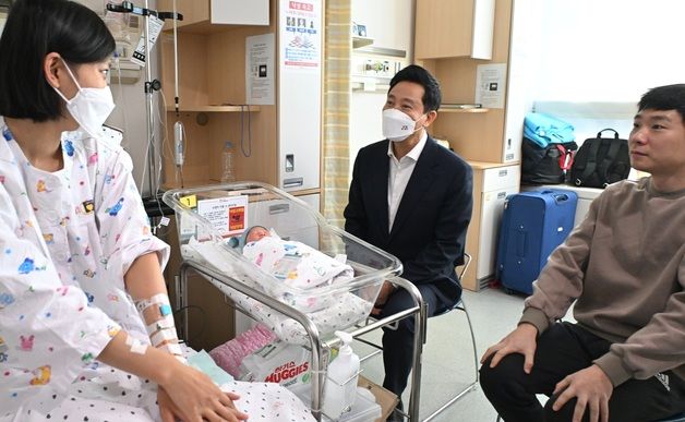 오세훈, 서울의료원 을사년 '첫둥이' 축하…"빛과 같은 사람 되길"