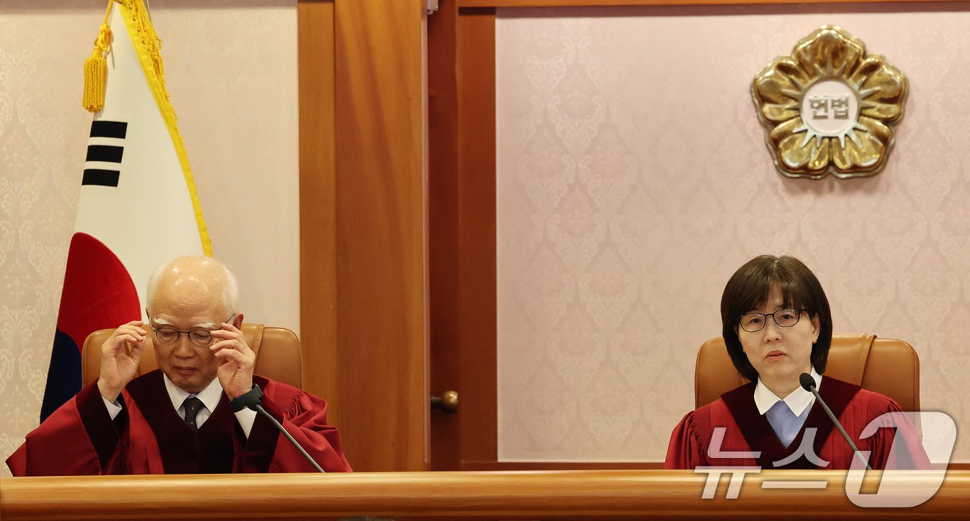 본문 이미지 - 정형식, 이미선 헌법재판관이 3일 서울 종로구 헌법재판소 소심판정에서 윤석열 대통령 탄핵 심판 2차 변론준비기일을 진행하고 있다. 2025.1.3/뉴스1 ⓒ News1 임세영 기자
