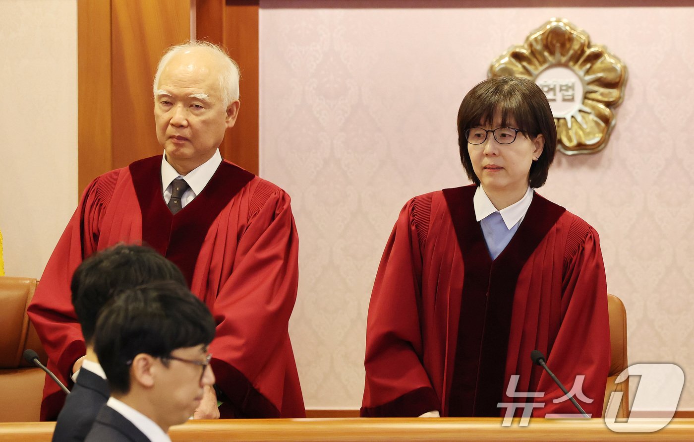 본문 이미지 - 윤석열 대통령의 탄핵심판 사건 2차 변론준비기일인 3일 정형식, 이미선 헌법재판관이 서울 종로구 헌법재판소 소심판정에 자리하고 있다. 2025.1.3/뉴스1 ⓒ News1 임세영 기자