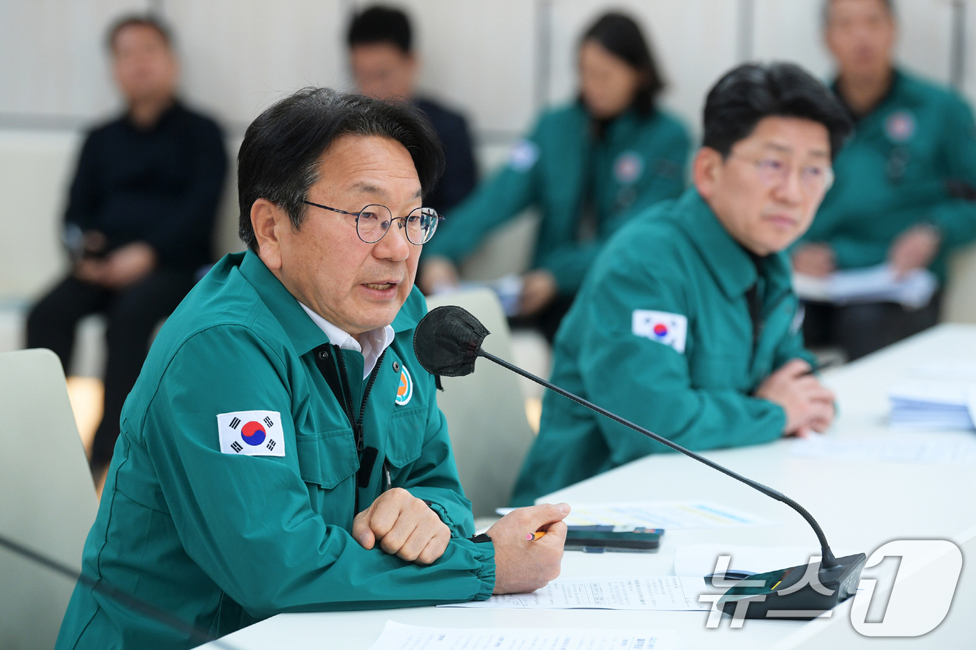 (광주=뉴스1) 박준배 기자 = 강기정 광주시장이 3일 시청 중회의실에서 지역재난안전대책본부 8차 회의를 주재하고 있다.(광주시 제공)2025.1.3/뉴스1