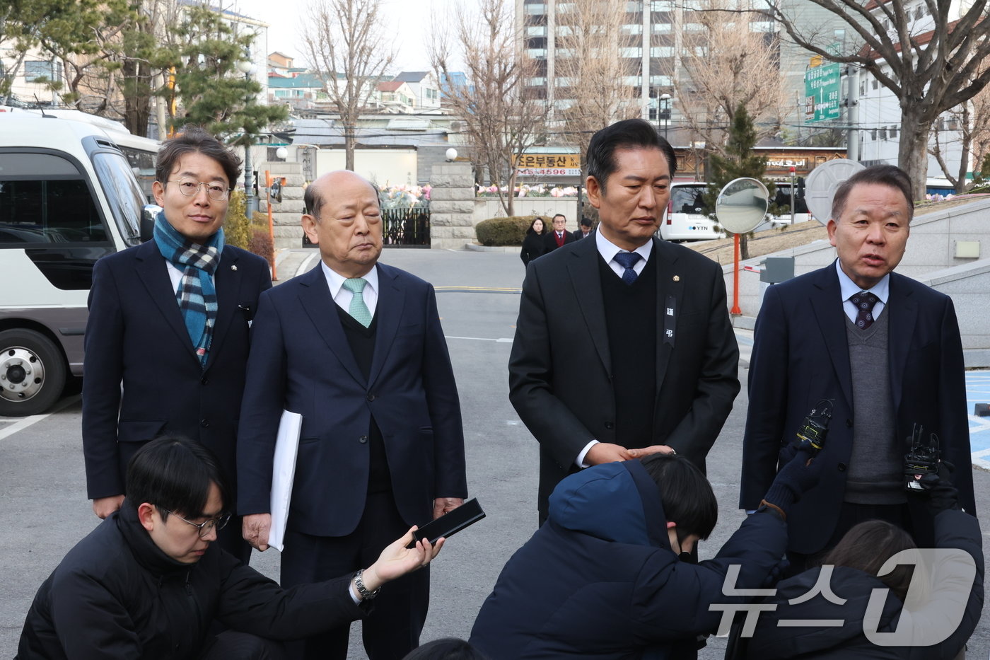 윤석열 대통령 탄핵소추단장 정청래 국회 법사위원장과 김이수 전 헌법재판관 등이 3일 오후 서울 종로구 헌법재판소에서 진행된 2차 변론준비기일에 출석하며 입장을 밝히고 있다. &#40;공동취재&#41; 2025.1.3/뉴스1 ⓒ News1 임세영 기자