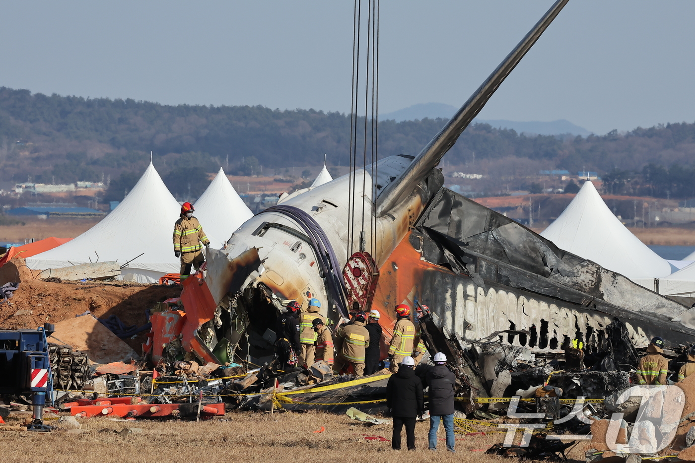 (무안=뉴스1) 김진환 기자 = 제주항공 여객기 참사 엿새째인 3일 오후 전남 무안국제공항 참사 현장에서 사고 여객기 인양 작업을 하고 있다. 2025.1.3/뉴스1