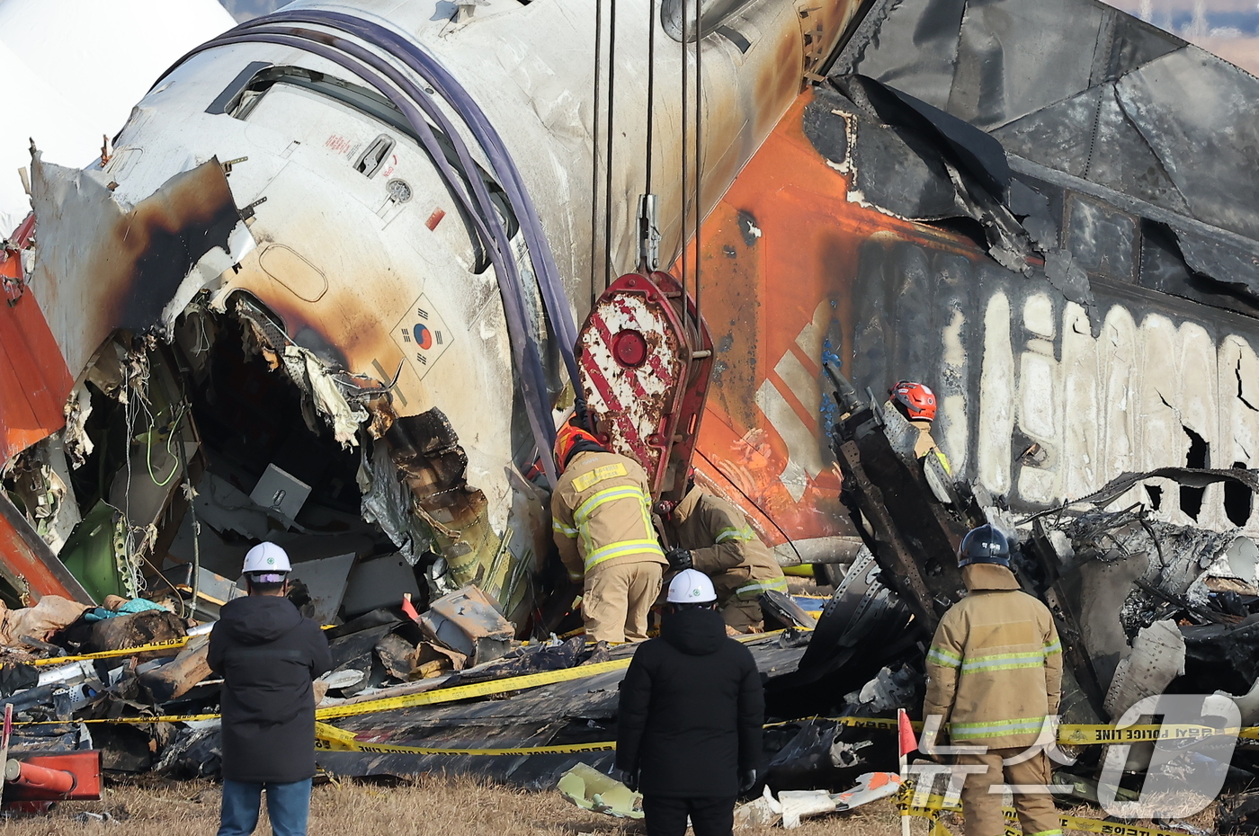 (무안=뉴스1) 김진환 기자 = 제주항공 여객기 참사 엿새째인 3일 오후 전남 무안국제공항 참사 현장에서 사고 여객기 인양 작업을 하고 있다. 2025.1.3/뉴스1