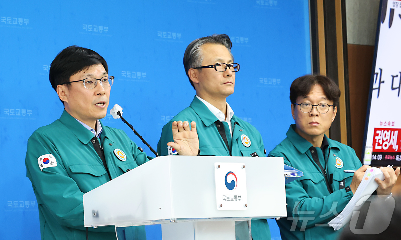 (세종=뉴스1) 김기남 기자 = 주종완 국토교통부 항공정책실장(왼쪽), 유경수 항공안전정책관(가운데)이 3일 오후 정부세종청사에서 무안공항 제주항공 여객기 사고 브리핑 후 취재진의 …