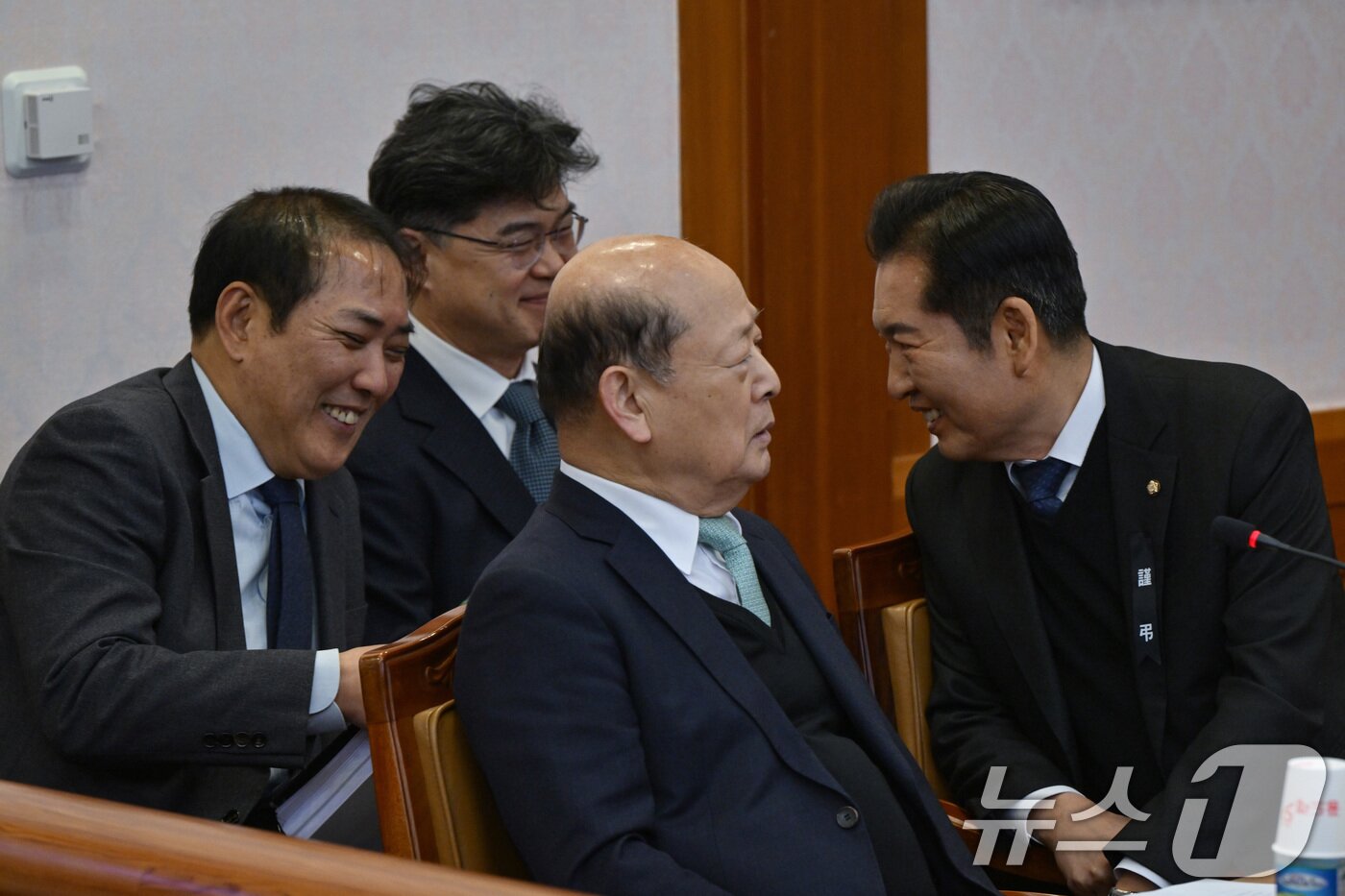본문 이미지 - 정청래 국회 탄핵소추단장 등 국회측 대리인단이 1월 3일 서울 종로구 헌법재판소 소심판정에서 열린 윤석열 대통령 탄핵 심판 2차 변론준비기일에 참석해 대화하고 있다. (공동취재) 2025.1.3/뉴스1 ⓒ News1 임세영 기자