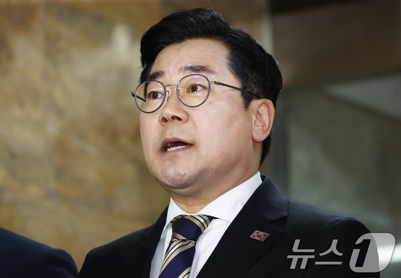 본문 이미지 - 박찬대 더불어민주당 원내대표가 3일 오후 서울 여의도 국회에서 공수처의 윤석열 대통령에 대한 체포영장 집행 중지 관련 입장 발표를 하고 있다. 2025.1.3/뉴스1 ⓒ News1 김민지 기자