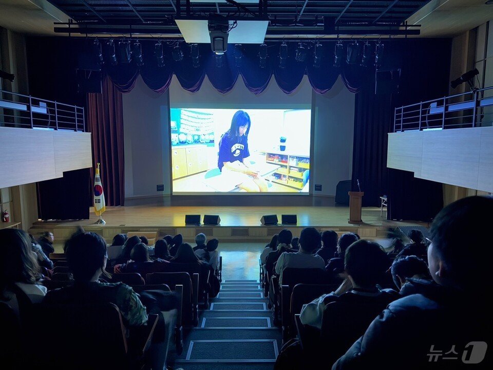 영상 동아리 &#39;화리단&#39;의 연말 상영회에서 학생들이 상영 작품을 감상하고 있다. &#40;전남도교육청 제공&#41;/뉴스1