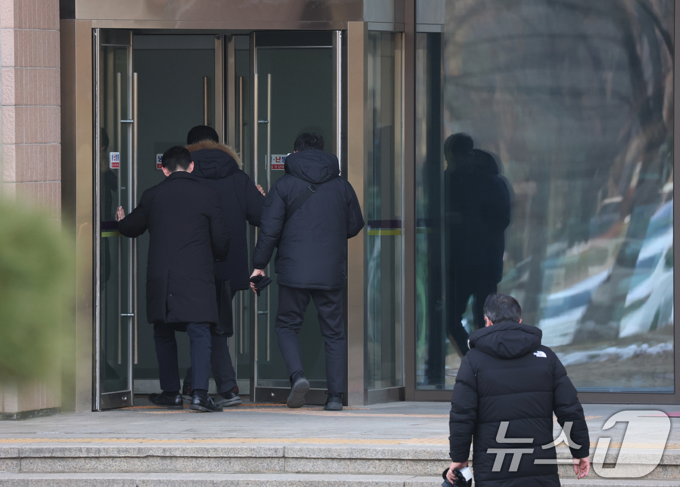 (과천=뉴스1) 김영운 기자 = 3일 오후 경기 과천시 정부과천청사 고위공직자범죄수사처(공수처)로 공수처 직원들이 들어가고 있다.공수처는 이날 윤석열 대통령 체포영장 집행과 관련, …