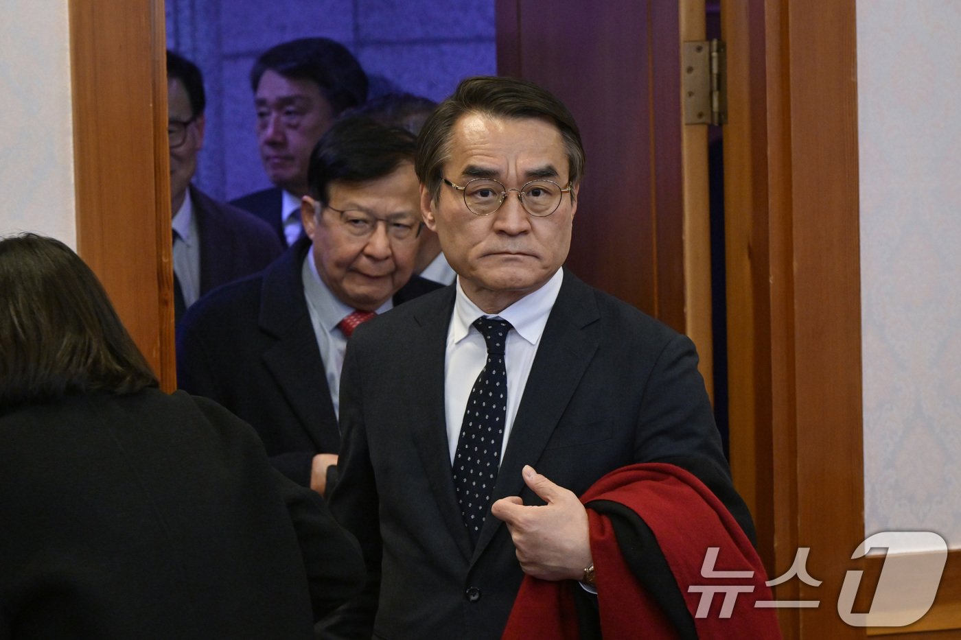 본문 이미지 - 윤석열 대통령 측 변호인단인 배보윤, 윤갑근 변호사 등이 3일 서울 종로구 헌법재판소 소심판정에서 열리는 윤석열 대통령 탄핵심판 사건 2차 변론준비기일에 출석하고 있다. (공동취재) 2025.1.3/뉴스1 ⓒ News1 임세영 기자