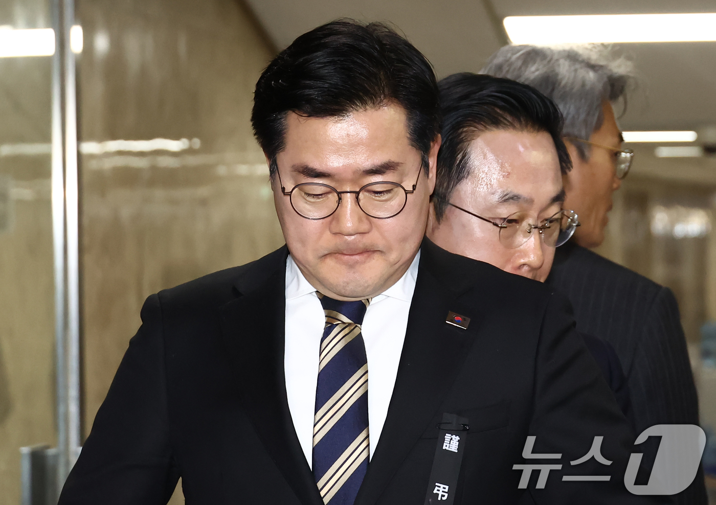 (서울=뉴스1) 김민지 기자 = 박찬대 더불어민주당 원내대표가 3일 오후 서울 여의도 국회에서 공수처의 윤석열 대통령에 대한 체포영장 집행 중지 관련 입장 발표에 앞서 굳은 표정을 …