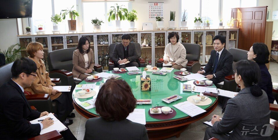 김대중 교육감이 담양여중을 방문, 관계자들과 독서인문교육에 대한 대화를 나누고 있다. &#40;전남도교육청 제공&#41;/뉴스1 