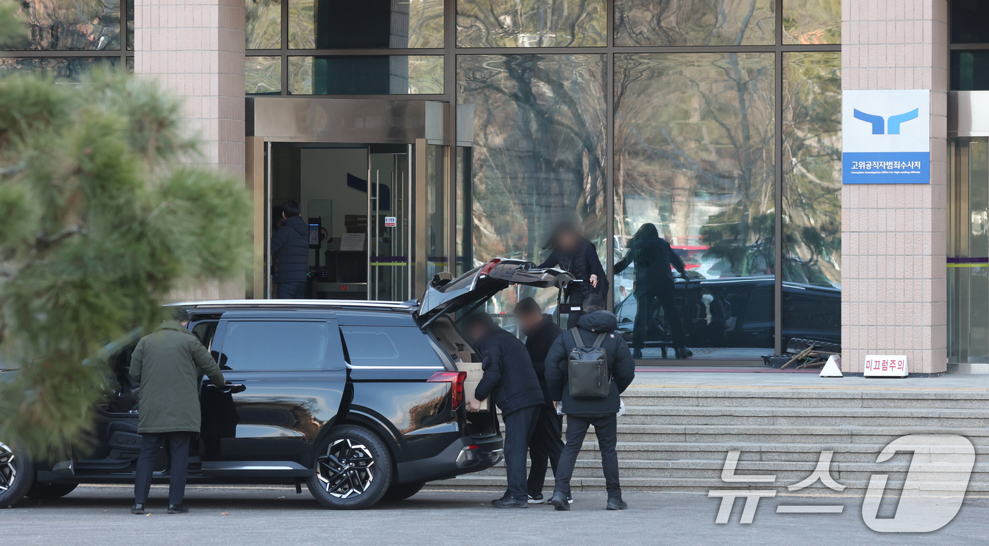 (과천=뉴스1) 김영운 기자 = 3일 오후 경기 과천시 정부과천청사 고위공직자범죄수사처(공수처)로 공수처 직원들이 들어가고 있다.공수처는 이날 윤석열 대통령 체포영장 집행과 관련, …