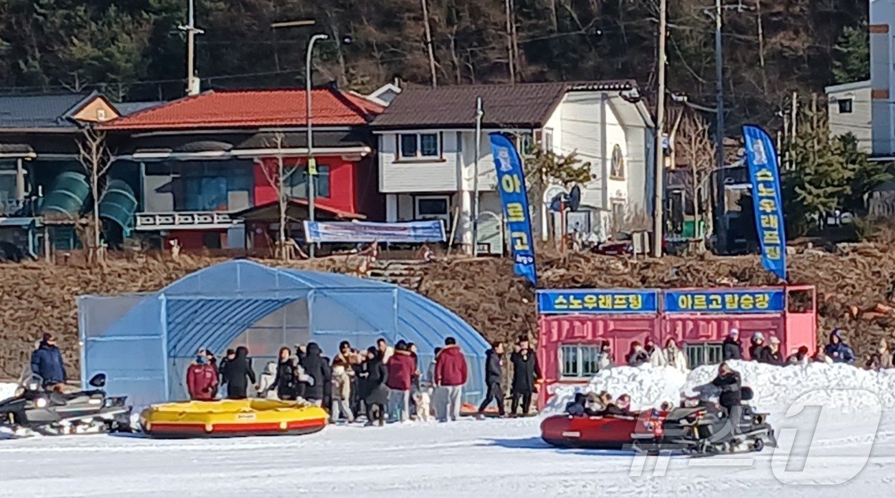 3일 오후 강원 평창 일대에서 열린 제16회 평창송어축제에서 관광객들이 스노우 래프팅을 체험하고 있다. 2025.1.3/뉴스1 ⓒ News1 신관호 기자