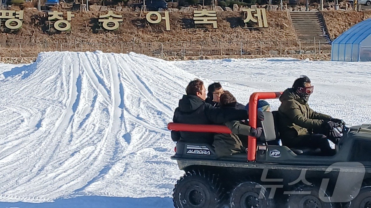 본문 이미지 - 지난 3일 오후 강원 평창 일대에서 열린 제16회 평창송어축제에서 관광객들이 아르고를 체험하고 있다. 2025.1.3/뉴스1 ⓒ News1 신관호 기자
