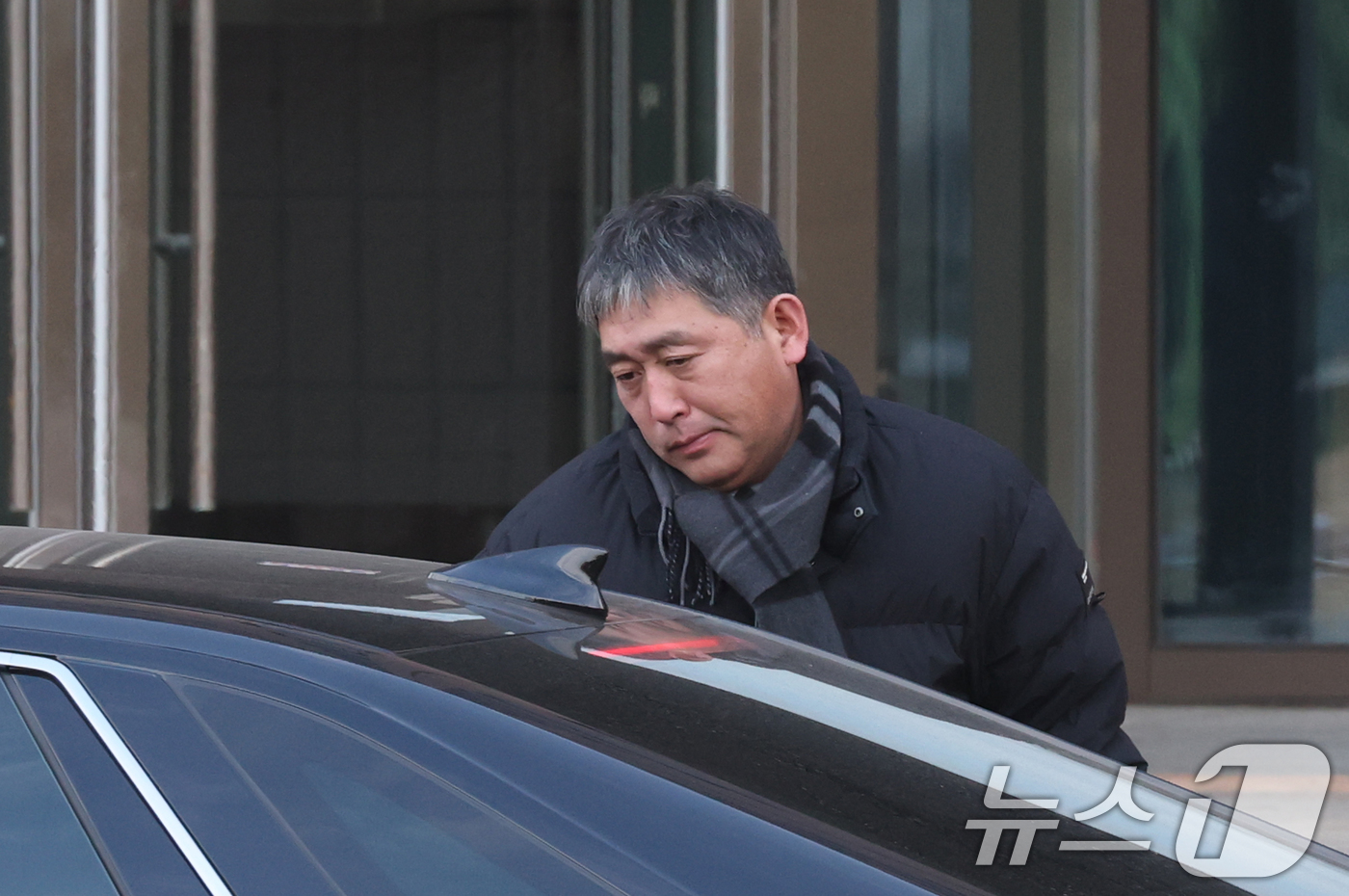 (과천=뉴스1) 김영운 기자 = 이대환 부장검사가 3일 오후 경기 과천시 정부과천청사 고위공직자범죄수사처(공수처)에 도착해 차량에서 내리고 있다.공수처는 이날 윤석열 대통령 체포영 …