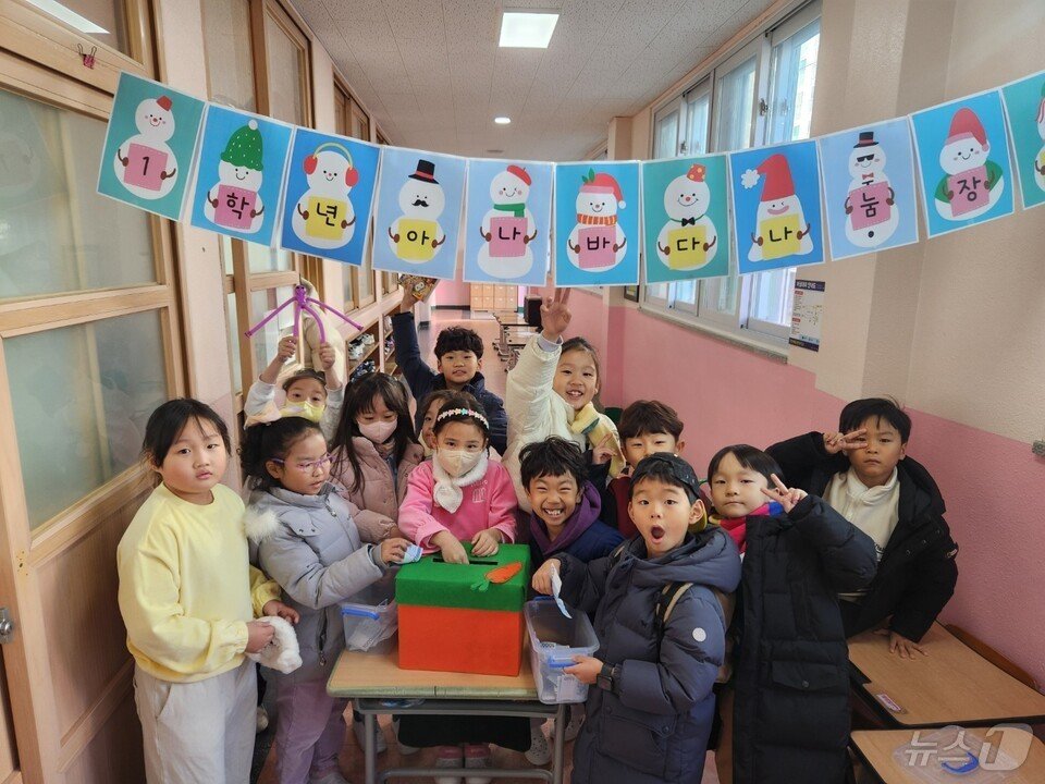 학생들이 &#39;마동 나눔 바자회&#39;를 개최한 뒤 물품 판매금을 모금함에 넣고 있다.&#40;전남도교육청 제공&#41;/뉴스1  