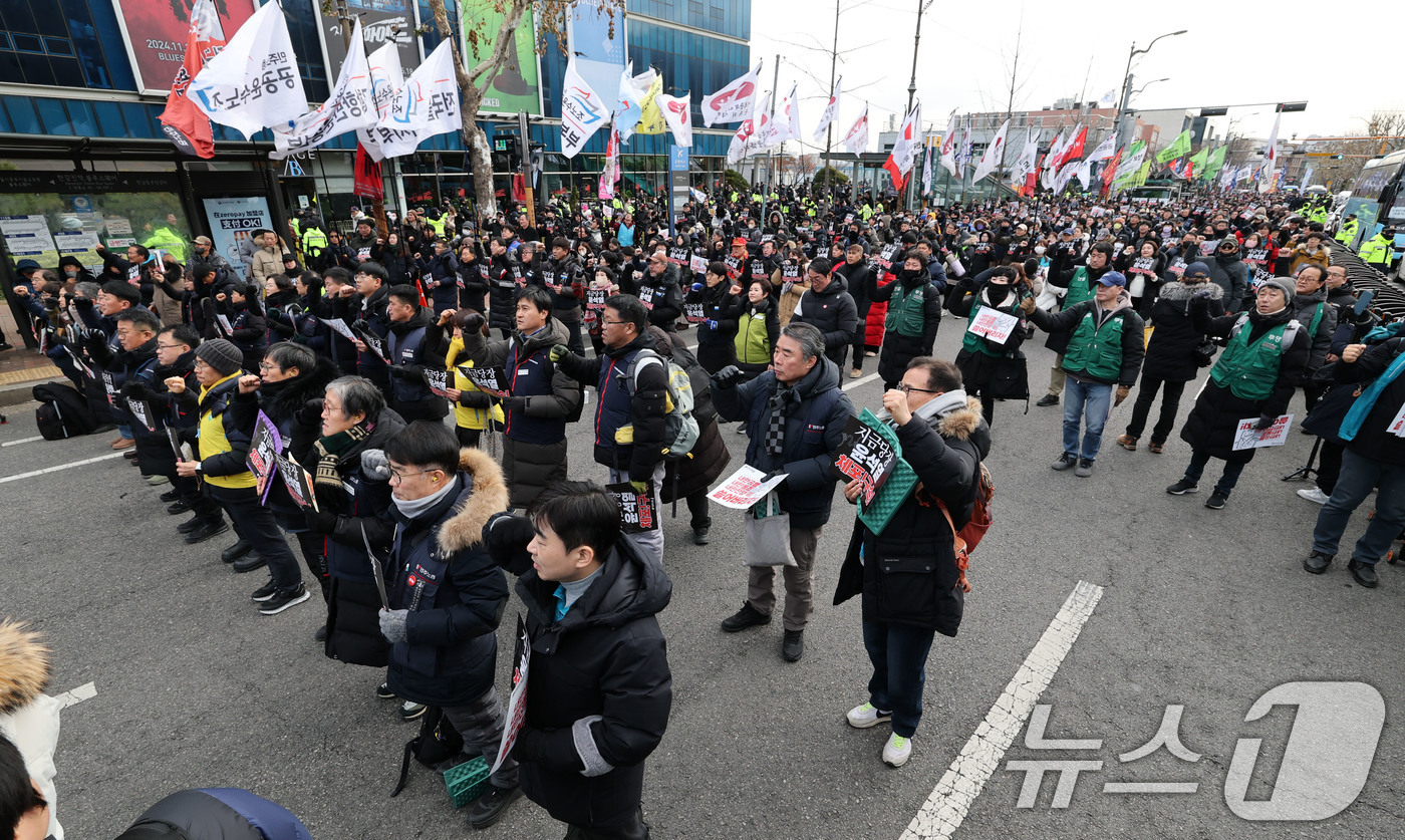 (서울=뉴스1) 박세연 기자 = 민주노총 조합원들이 3일 서울 용산구 한강진역 앞에서 ‘윤석열 체포 촉구 민주노총 결의대회’를 갖고 구호를 외치고 있다.민주노총은 윤 대통령 체포를 …