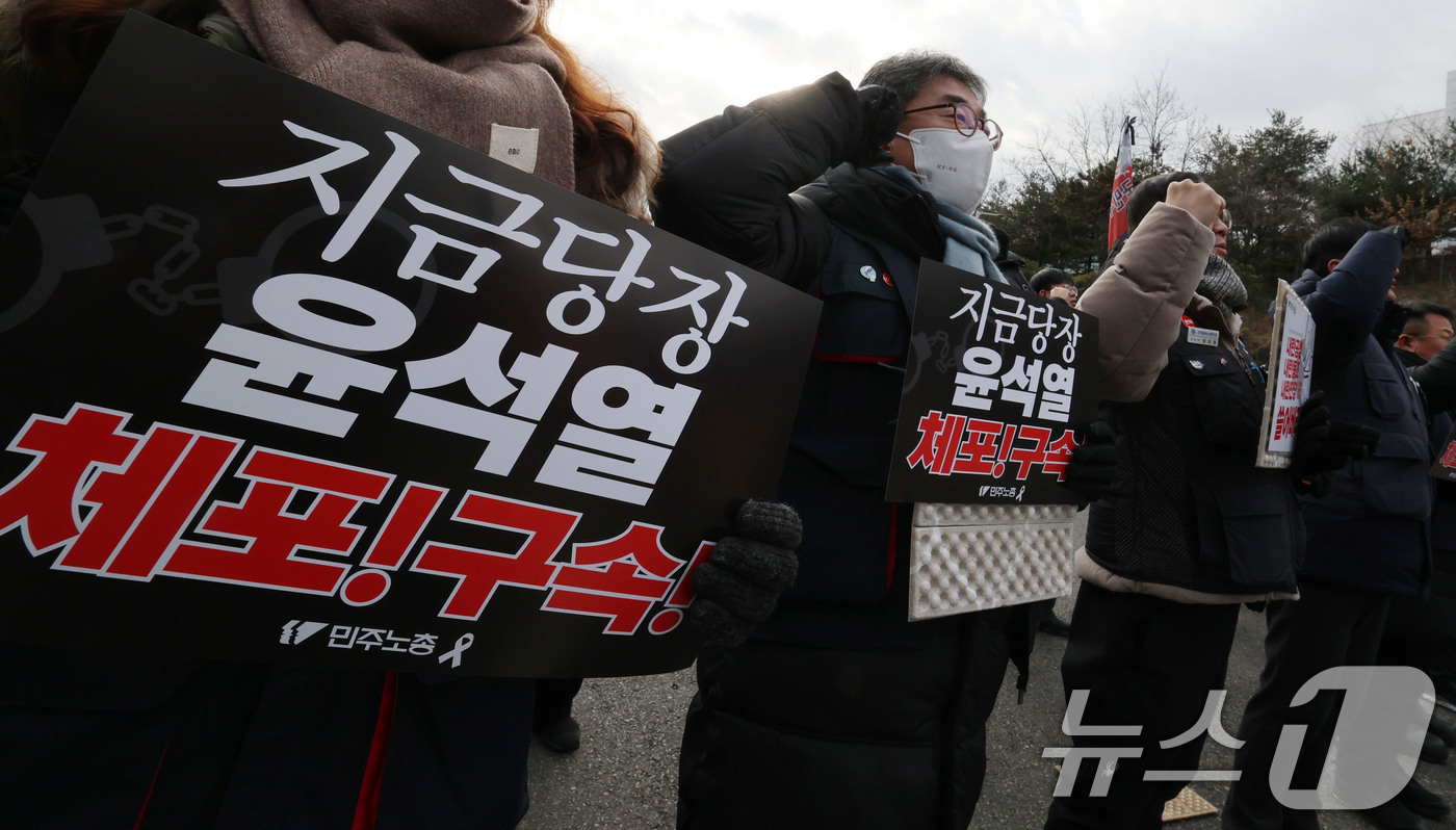 (서울=뉴스1) 박세연 기자 = 민주노총 조합원들이 3일 서울 용산구 한강진역 앞에서 ‘윤석열 체포 촉구 민주노총 결의대회’를 갖고 구호를 외치고 있다.민주노총은 윤 대통령 체포를 …