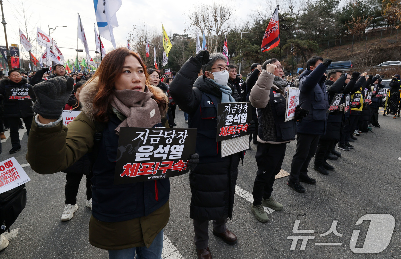 (서울=뉴스1) 박세연 기자 = 민주노총 조합원들이 3일 서울 용산구 한강진역 앞에서 ‘윤석열 체포 촉구 민주노총 결의대회’를 갖고 구호를 외치고 있다.민주노총은 윤 대통령 체포를 …