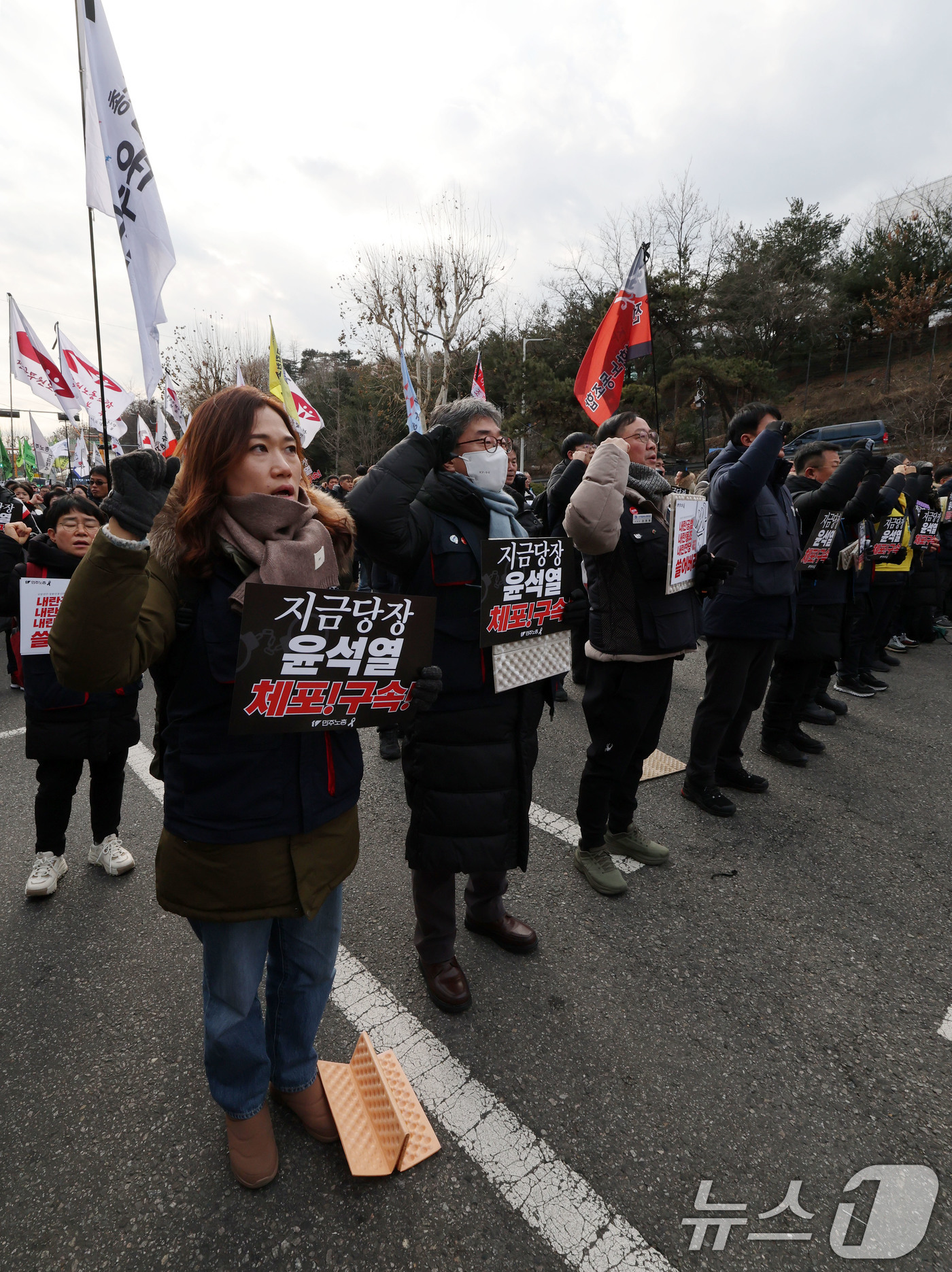 (서울=뉴스1) 박세연 기자 = 민주노총 조합원들이 3일 서울 용산구 한강진역 앞에서 ‘윤석열 체포 촉구 민주노총 결의대회’를 갖고 구호를 외치고 있다.민주노총은 윤 대통령 체포를 …