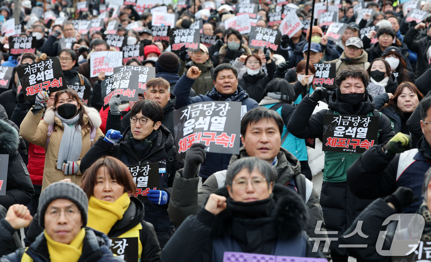 (서울=뉴스1) 박세연 기자 = 민주노총 조합원들이 3일 서울 용산구 한강진역 앞에서 ‘윤석열 체포 촉구 민주노총 결의대회’를 갖고 구호를 외치고 있다.민주노총은 윤 대통령 체포를 …