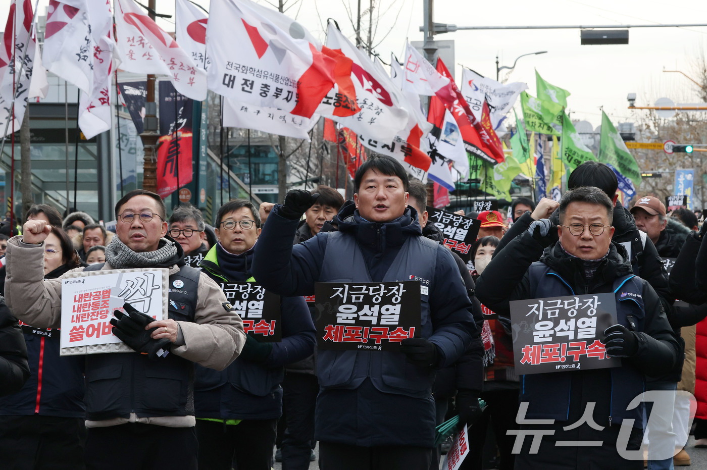 (서울=뉴스1) 박세연 기자 = 양경수 위원장을 비롯한 민주노총 조합원들이 3일 서울 용산구 한강진역 앞에서 ‘윤석열 체포 촉구 민주노총 결의대회’를 갖고 구호를 외치고 있다.민주 …