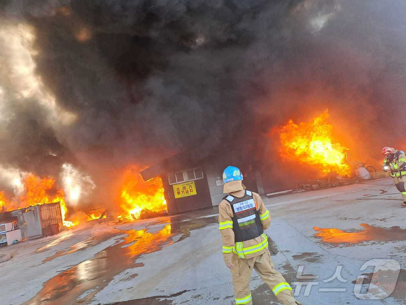 본문 이미지 - 강원 고성 거진리 거진항 창고시설 화재 현장.(강원도소방본부 제공)