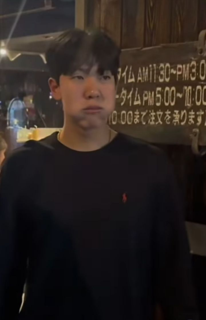 본문 이미지 - 류현진과 함께 식사하는 한화 황준서. (99코퍼레이션 SNS 캡처)