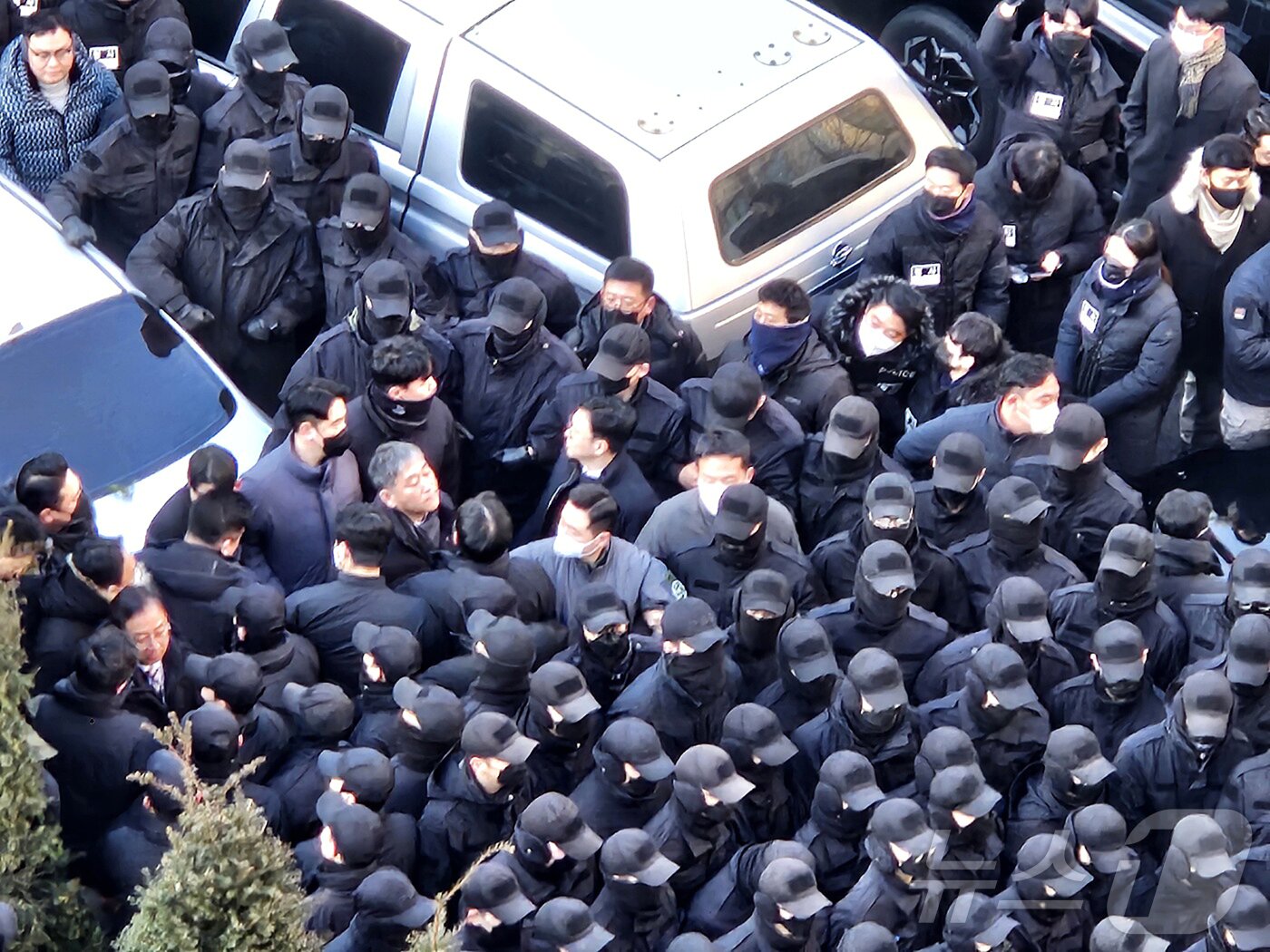 본문 이미지 - 이대환 고위공직자범죄수사처&#40;공수처&#41; 부장검사 등 공수처 수사관들이 1월 3일 오전 8시 30분 경 서울 용산구 한남동 대통령 관저 검문소에 진입해 윤석열 대통령에 대한 체포영장을 집행하려 하자 육군 수도방위사령부 55경비단 병력이 수사관들을 둘러싸 저지하고 있다. 2024.1.3/뉴스1 ⓒ News1 장시온 기자