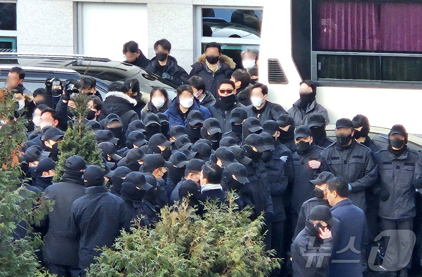 본문 이미지 - 이대환 고위공직자범죄수사처&#40;공수처&#41; 부장검사 등 공수처 수사관들이 3일 오전 8시 30분 경 서울 용산구 한남동 대통령 관저 검문소에 진입해 윤석열 대통령에 대한 체포영장을 집행하려 하자 육군 수도방위사령부 55경비단 병력이 수사관들을 둘러싸 저지하고 있다. 2024.1.3/뉴스1 ⓒ News1 장시온 기자