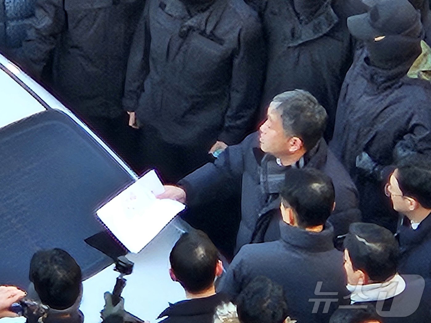 본문 이미지 - 이대환 고위공직자범죄수사처&#40;공수처&#41; 부장검사가 3일 오전 8시 30분 경 서울 용산구 한남동 대통령 관저 검문소에 진입해 윤석열 대통령에 대한 체포영장을 집행하려 하자 육군 수도방위사령부 55경비단 병력이 이 부장검사를 둘러싸 저지하고 있다. 2024.1.3/뉴스1 ⓒ News1 장시온 기자