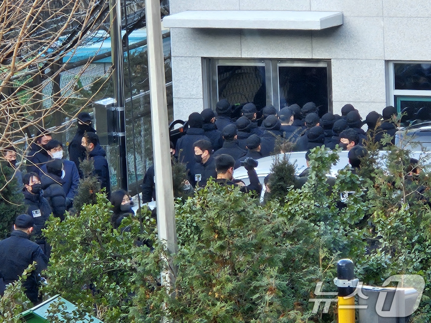 (서울=뉴스1) 장시온 기자 = 이대환 고위공직자범죄수사처(공수처) 부장검사 등 공수처 수사관들이 3일 오전 8시 30분 경 서울 용산구 한남동 대통령 관저 검문소에 진입해 윤석열 …