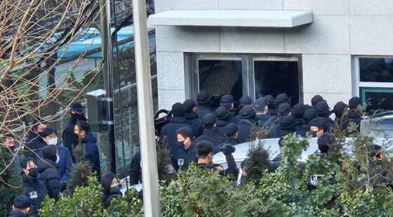 수방사 병력에 에워싸인 공수처 수사관들