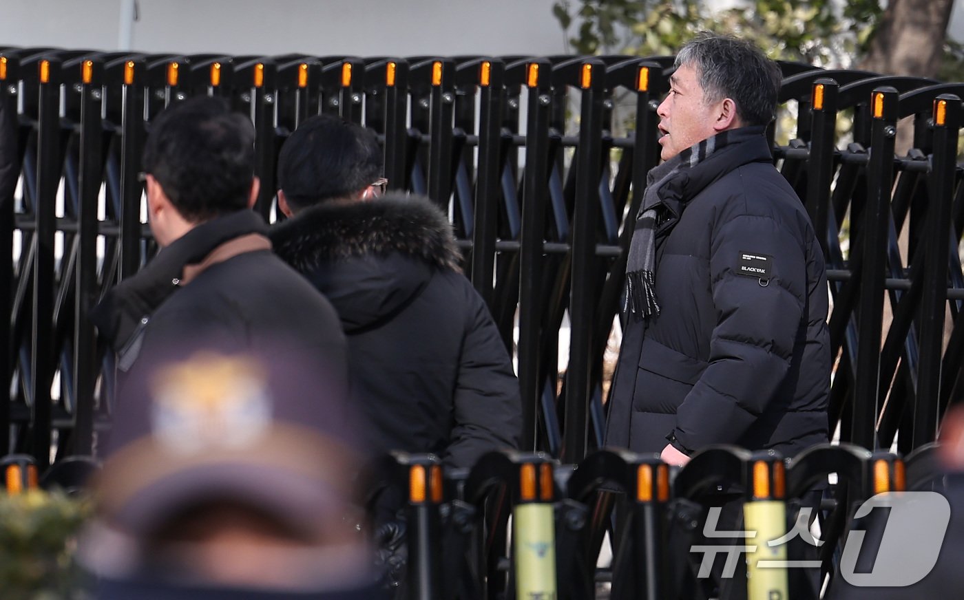 본문 이미지 - 3일 오후 서울 용산구 한남동 대통령 관저에서 고위공직자범죄수사처(공수처) 수사관들이 윤석열 대통령 체포영장 집행을 중지하자 이대환 부장검사가 철수하고 있다. 2025.1.3/뉴스1 ⓒ News1 김성진 기자