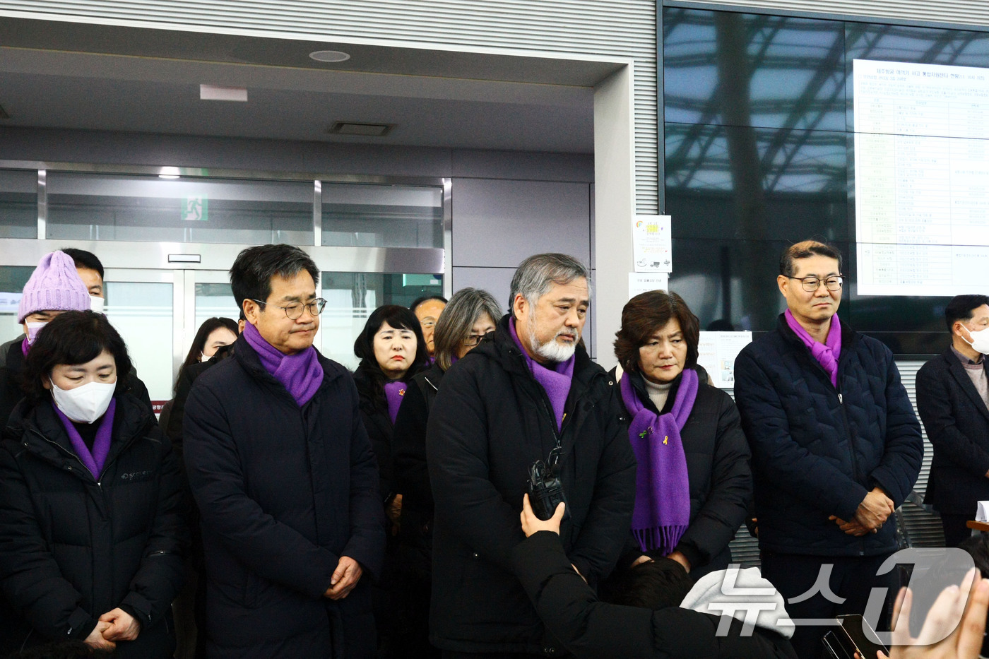 (무안=뉴스1) 박지현 기자 = 이태원 참사 희생자 유가족들이 3일 오후 전남 무안국제공항 합동분향소를 방문해 제주항공 참사 유족들을 만나 애도를 전한 후 취재진의 질문에 답하고 …