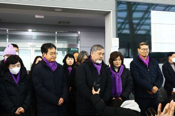 이태원참사 유가족, '제주항공 여객기 참사' 합동분향소 조문