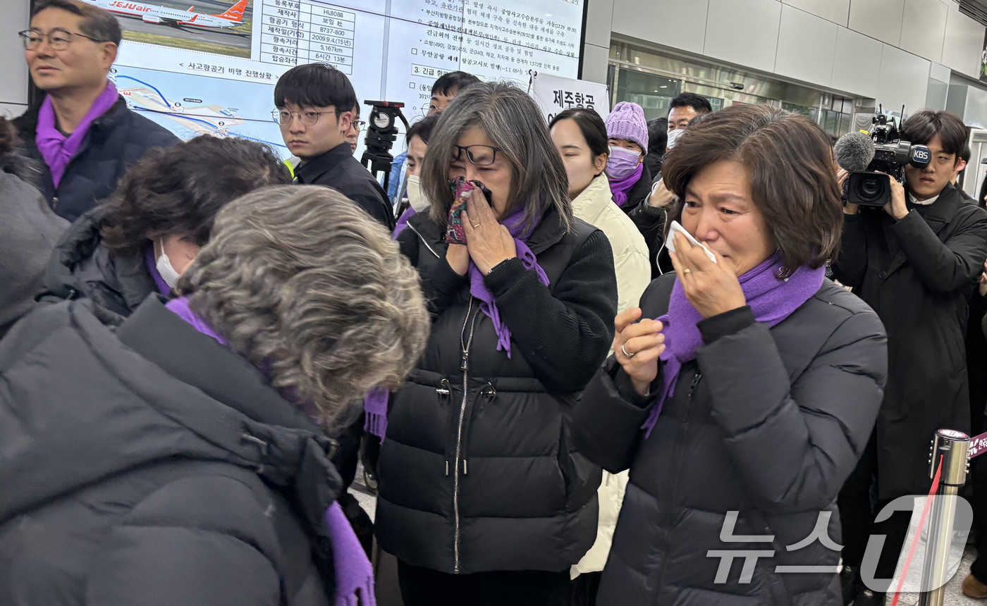 (무안=뉴스1) 박지현 기자 = 이태원 참사 희생자 유가족들이 3일 오후 전남 무안국제공항 합동분향소를 방문해 제주항공 참사 유가족들을 만나 위로하고 있다. 2025.1.3/뉴스1 …