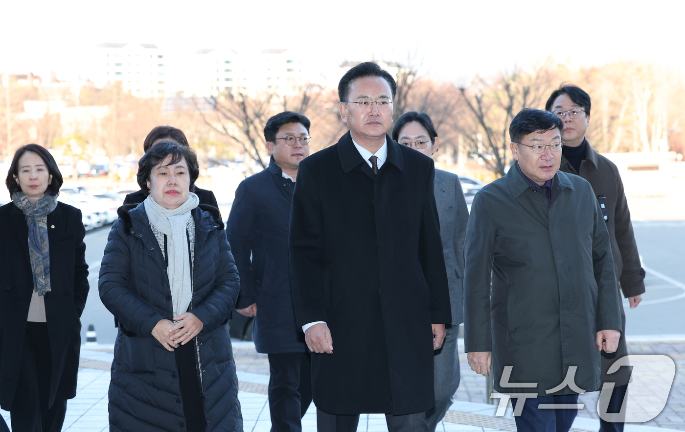 (과천=뉴스1) 김영운 기자 = 3일 오후 경기 과천시 정부과천청사 민원동에 국민의힘 비상대책위원 및 법사위원들이 고위공직자범죄수사처(공수처) 항의 방문을 하고 있다. 2025.1 …